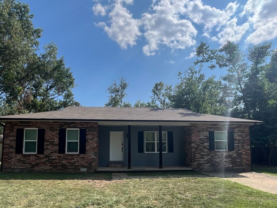 Foto principal - Charming 3-Bedroom 2-Bath Home in Prime Be...