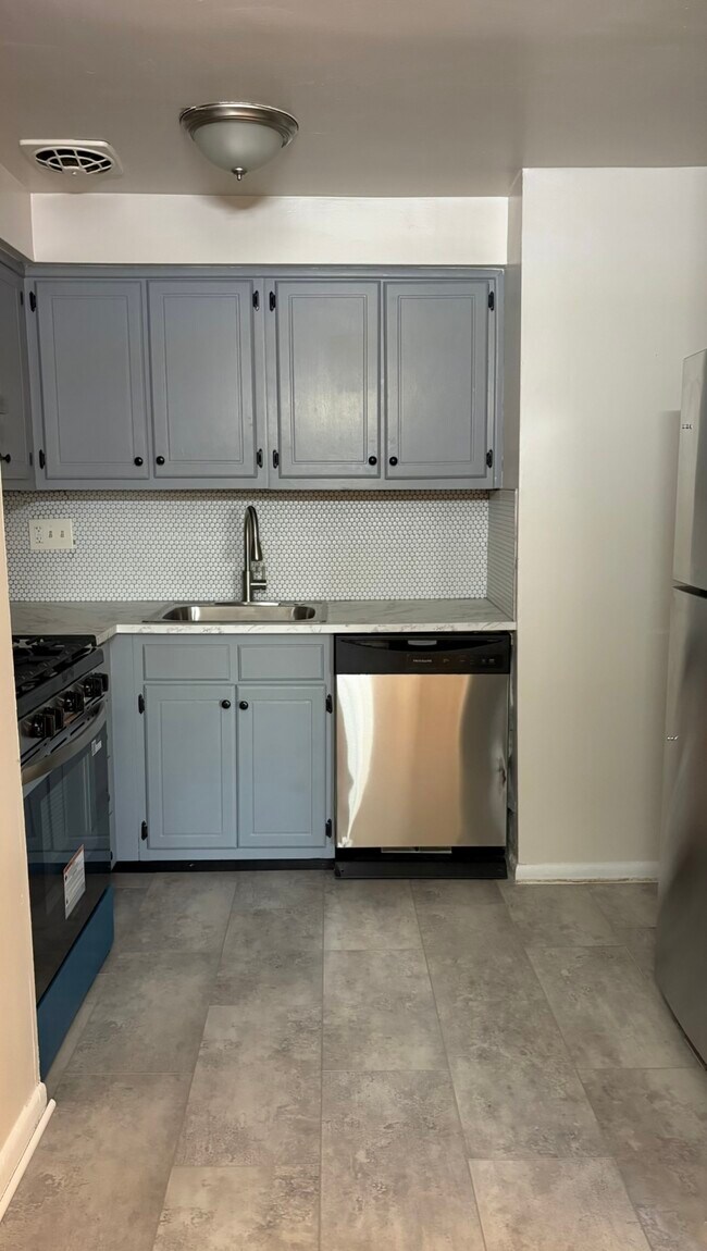 Foto del edificio - 321 Forrest Ave