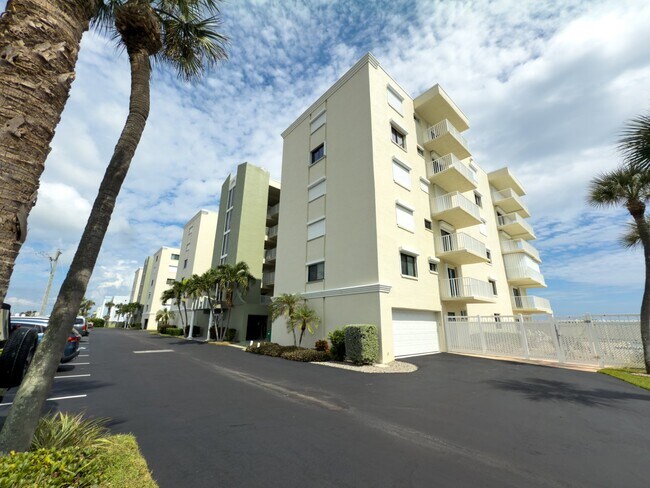 Building Photo - Oceanfront 3 bedroom, 2 bathroom condo!
