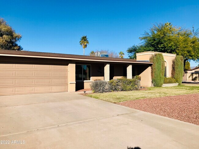 Building Photo - 4950 E Laurel Ln