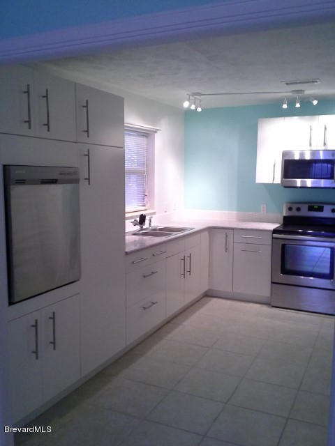Building Photo - 410 S Tropical Trail