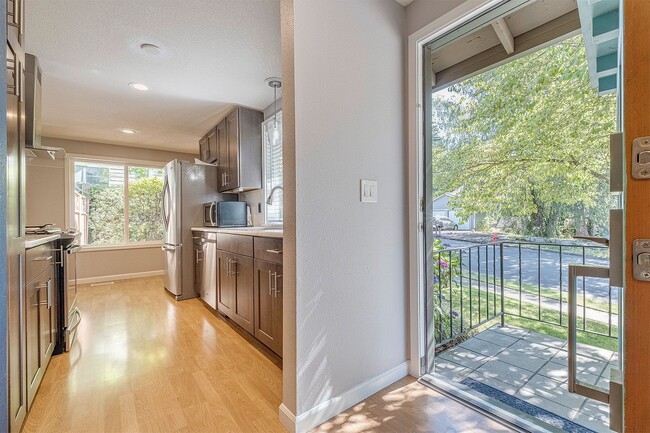 Building Photo - 4 bedroom 3 bath home in Tualatin with sep...