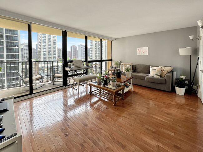 Building Photo - 1540 N La Salle Dr