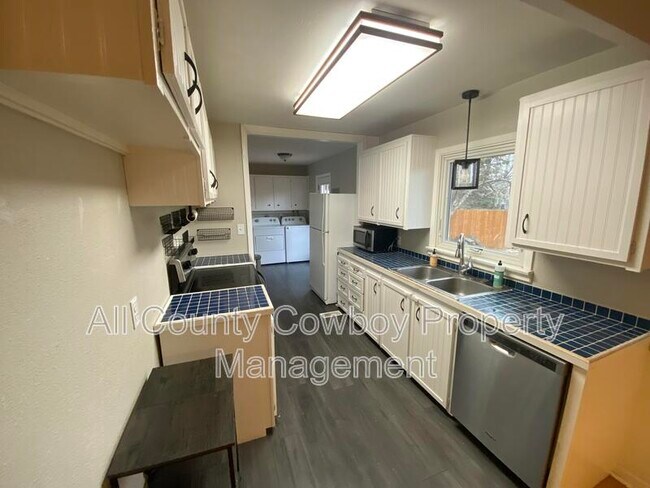 Foto del edificio - 1007 Sanders Dr