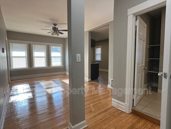 Foto del edificio - 856 N Mayfield Ave