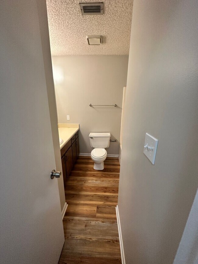 Building Photo - 2BD/2B Duplex