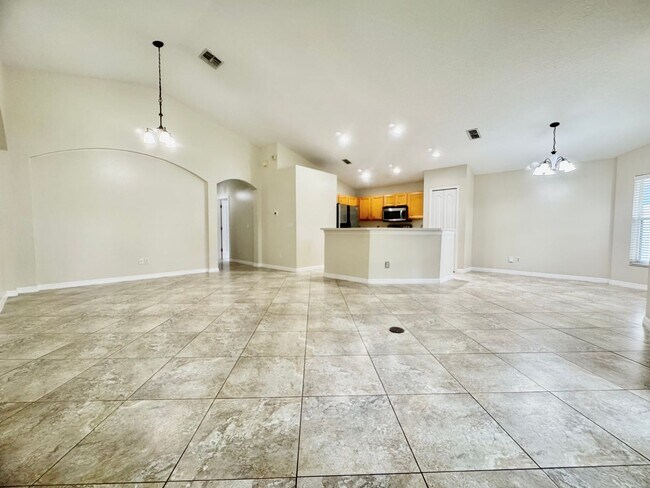 Foto del edificio - Beautifully Updated 4/3, Gated Community, ...