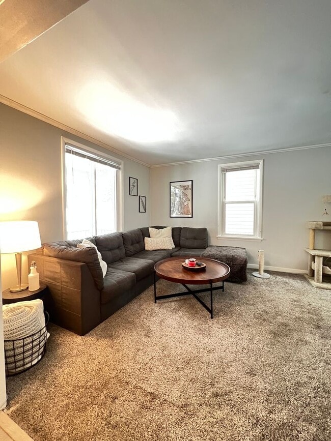 Building Photo - AVAILABLE JUNE 2026 - Renovated 3 Bed 1 Bath Home in East Duluth