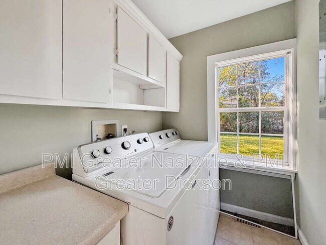 Foto del edificio - 7959 Maple St