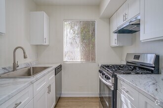 1BR, 1BA - 803SF - Kitchen - Las Casitas