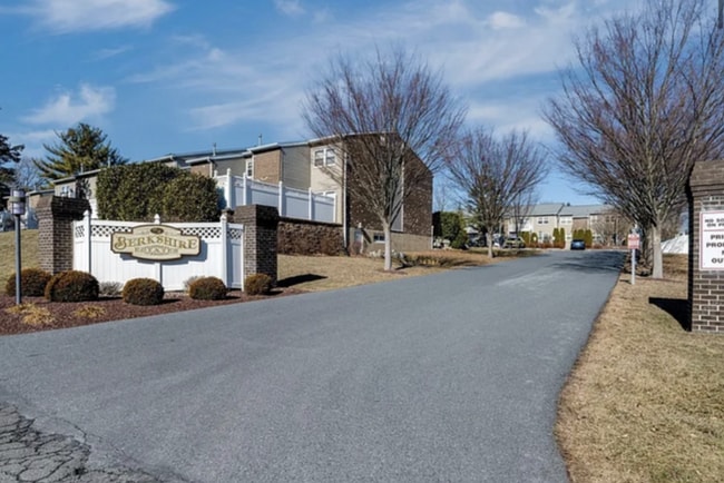Building Photo - 2906 State Hill Rd
