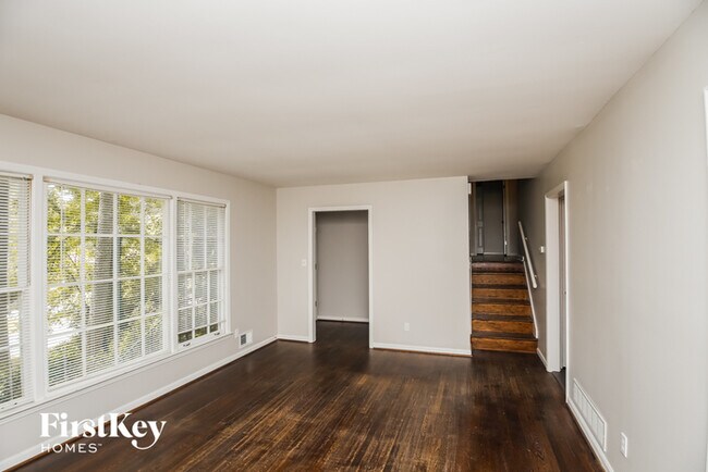 Building Photo - 482 White Oak Dr SW