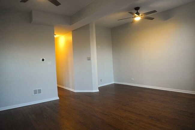 Building Photo - 867 E Pershing Rd