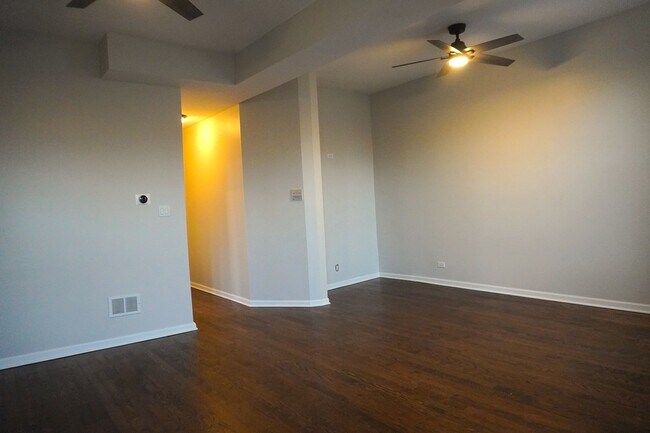 Foto del edificio - 867 E Pershing Rd