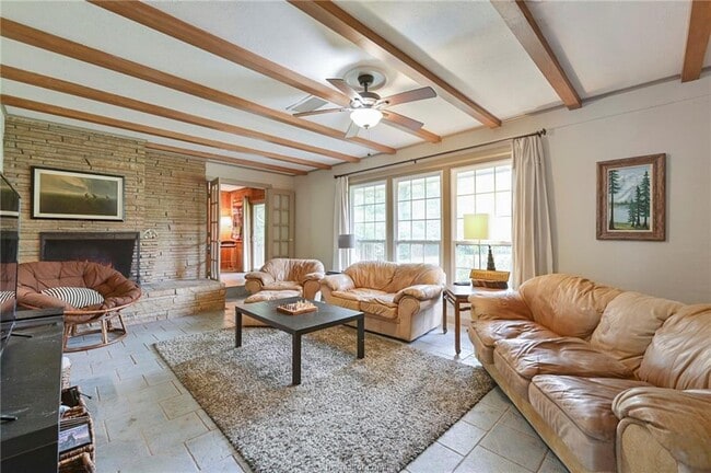 Photo - 833 Tanglewood Dr House