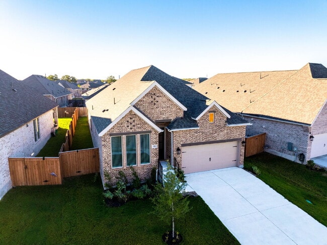 Building Photo - Elegant Home with Luxurious Features and R...