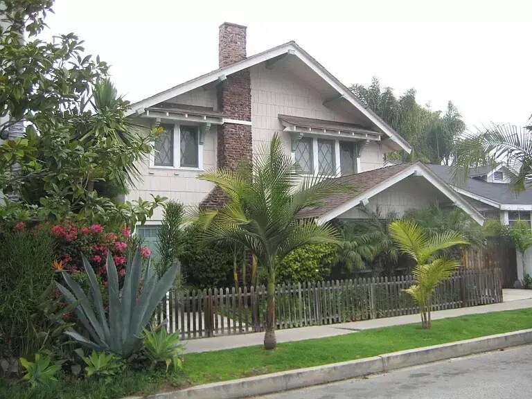 Frente - 1423 Cabrillo Ave