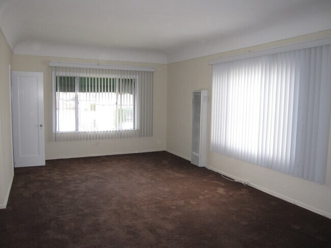 Livingroom - 3915 E Mayfield St