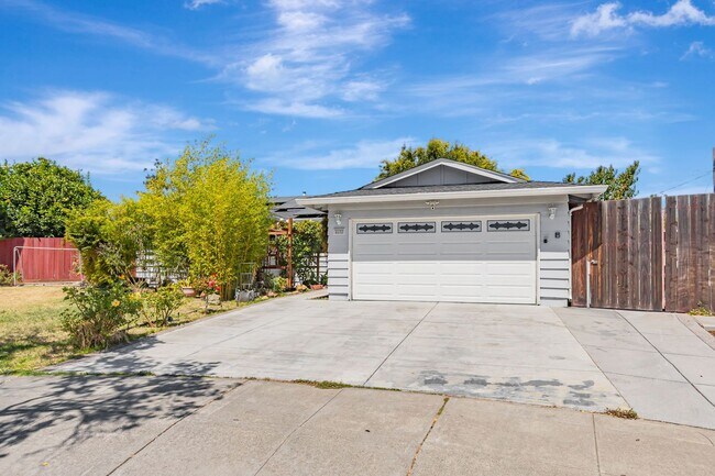 Foto del edificio - Spacious 4BR/2BA Home in Prime Irvington C...