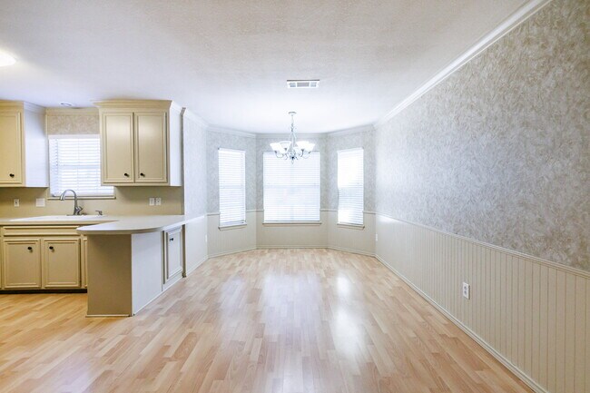 Foto del edificio - Large 4 bedroom in the a beautiful neighborhood!