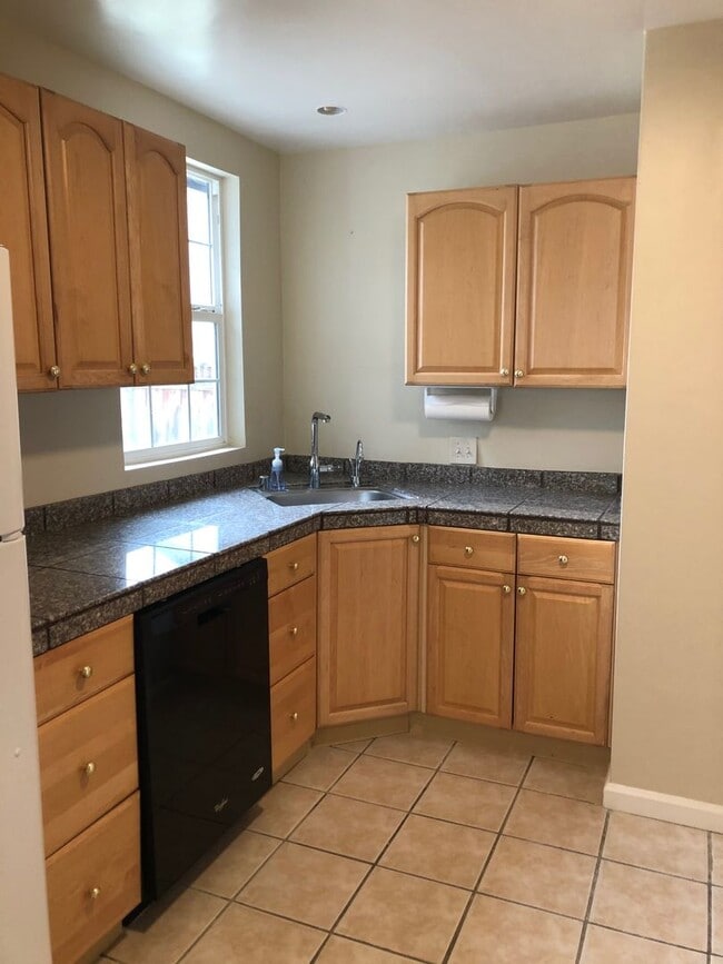Building Photo - Downtown Pleasanton Charmer 3 BR 1 BA