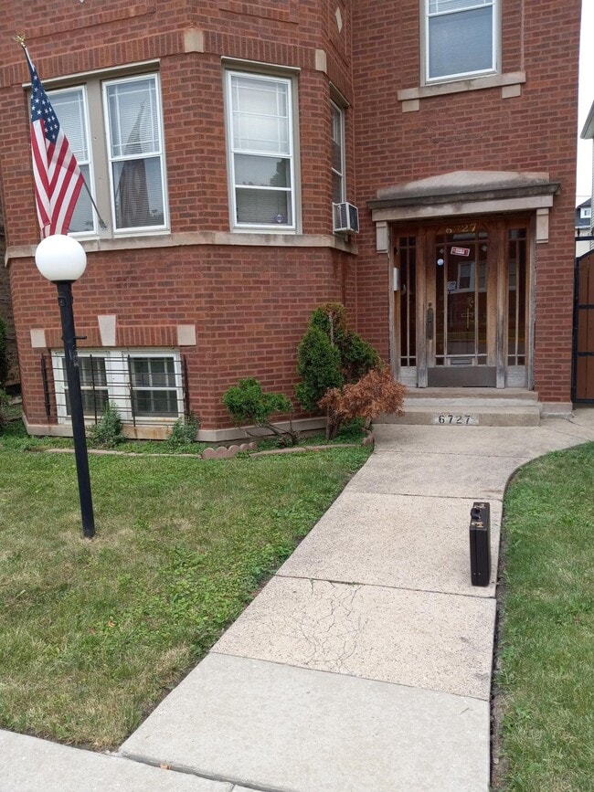 Foto del edificio - 6727 S Maplewood Ave