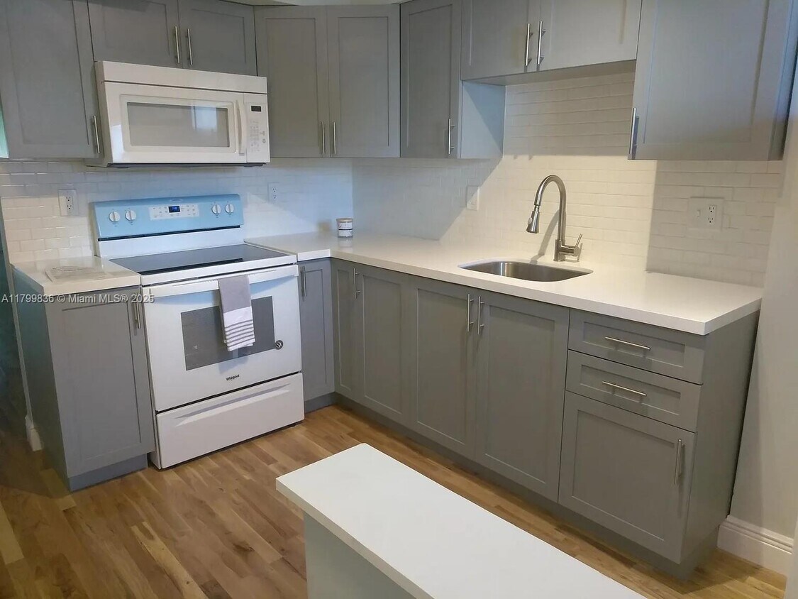 Foto principal - 6580 Santona St