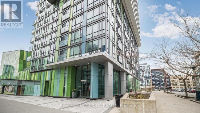 Building Photo - 170 Fort York Blvd