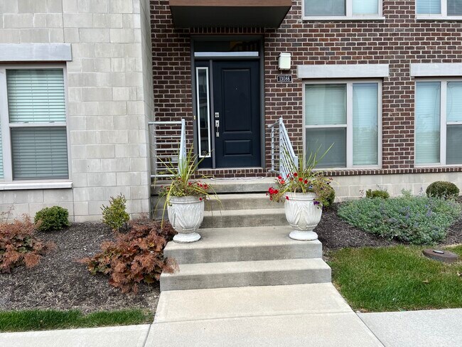 Entrada - 13086 Grand Vue Dr