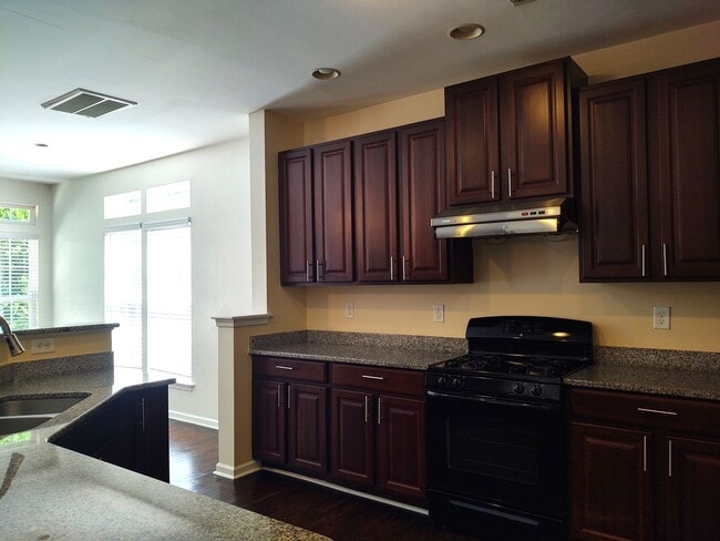 Building Photo - Move in ready End Unit Townhome located in...