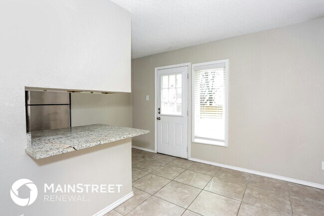 Foto del edificio - 2704 Hardy Pl