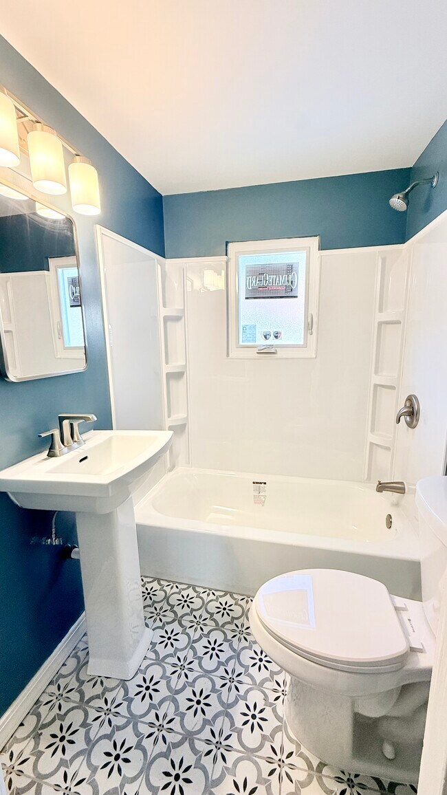 Foto del edificio - 5843 W Warwick Ave