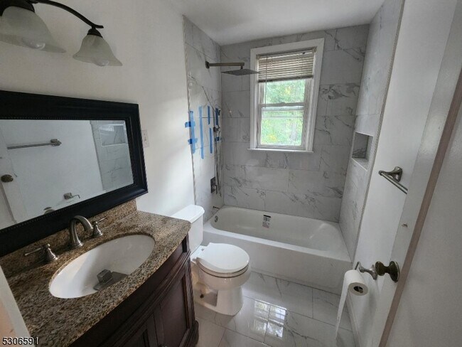 Building Photo - 826 Pompton Ave