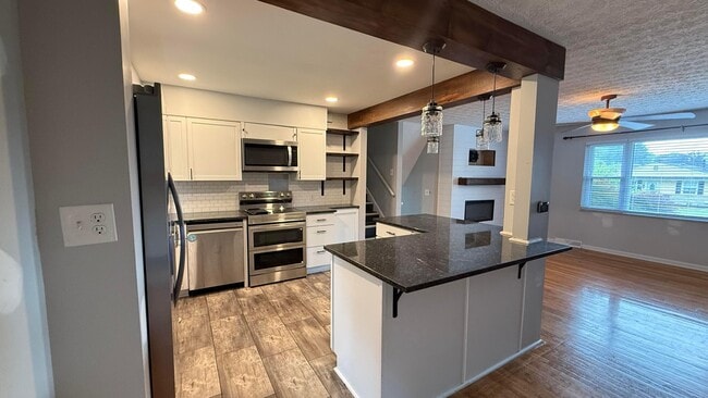 Building Photo - 321 Heil Dr