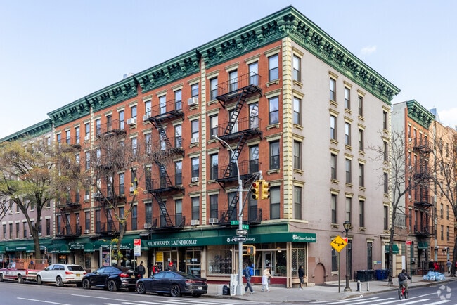 Building Photo - 465 W 46th St