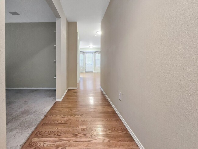 Foto del edificio - 2-Story modern home in Silver Firs. Large ...