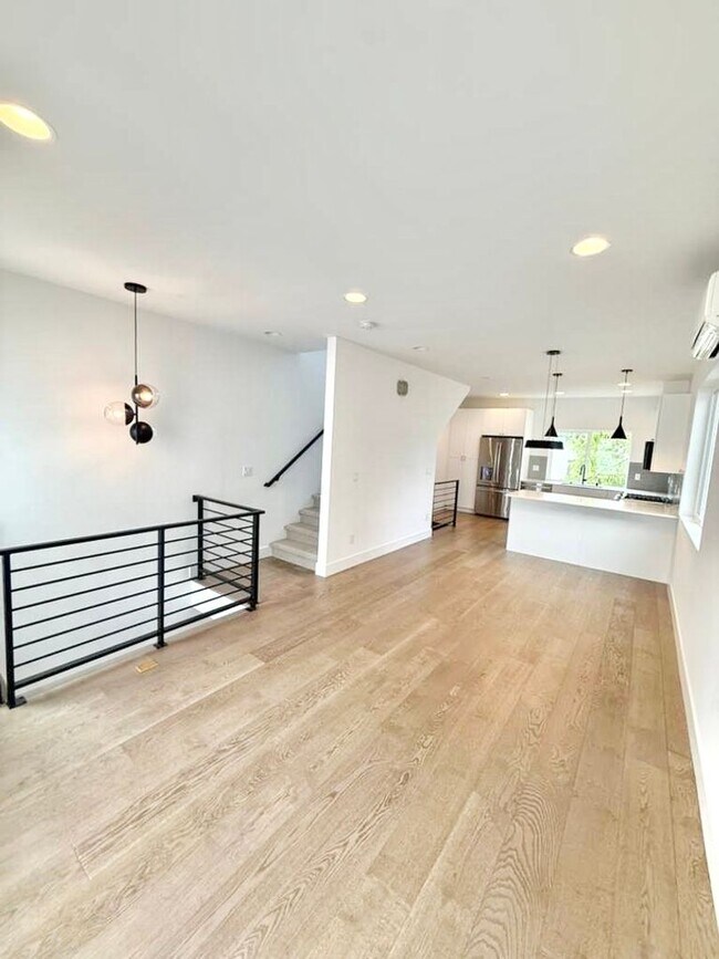 Foto del edificio - Modern Greenwood Townhome with Private Rooftop & Cascade Views