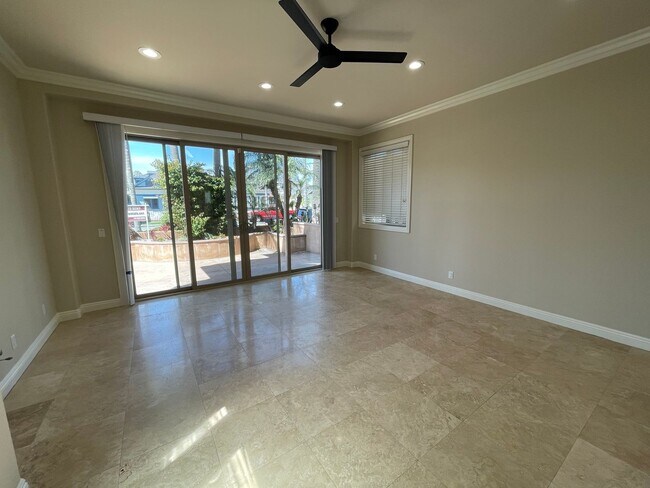 Foto del edificio - Spacious Custom Built Downtown Huntington Beach Home with Elevator