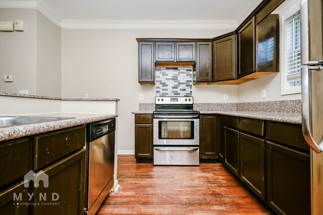 Foto del edificio - 1575 Laurel Park Cir
