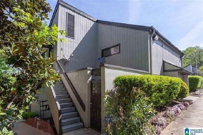 Puerta de entrada a patio privado - 3350 Altamont S