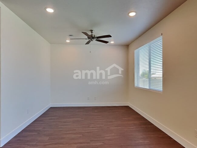 Foto del edificio - 967 N Nichole Ave