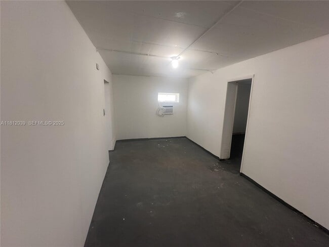 Building Photo - 225 NE 56th St