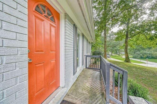 Building Photo - 62 Lucia Dr SE