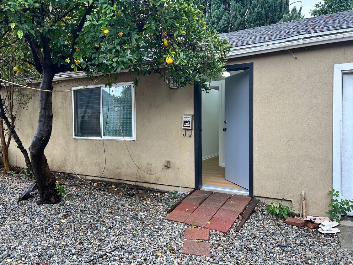 Entrada - 17630 Cantara St