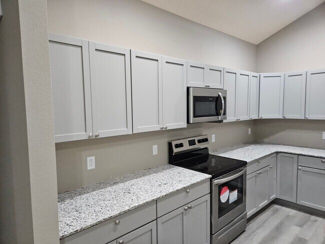 Building Photo - 4 Bed Ozark Home Availalbe Early June!