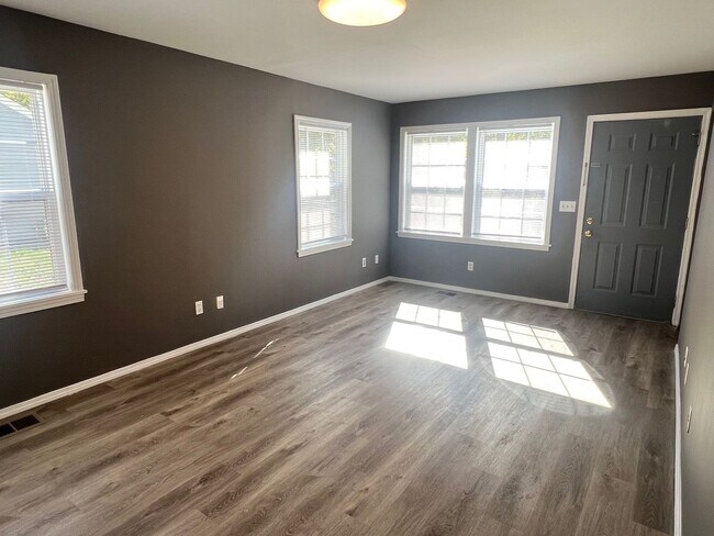 Foto del edificio - 3 Bedroom home with Fenced Yard - Availabl...