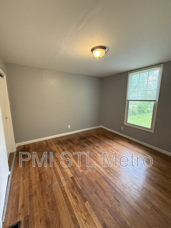 Building Photo - 10156 Cloverdale Dr