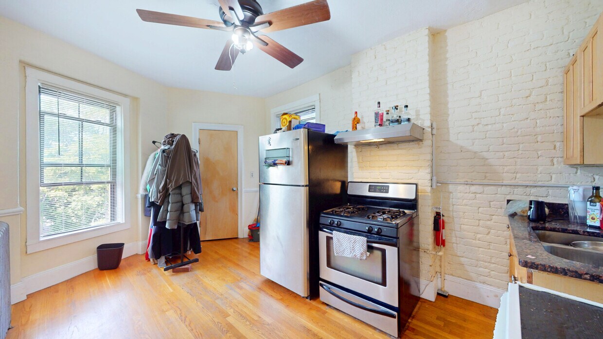 Primary Photo - 86 Hammond St