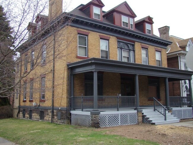 Exterior of 401 South Graham Street Apartments - 401 S Graham St