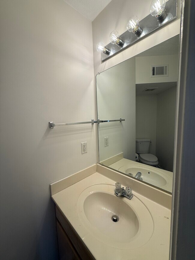 Building Photo - 2128 Candlebrook Ct